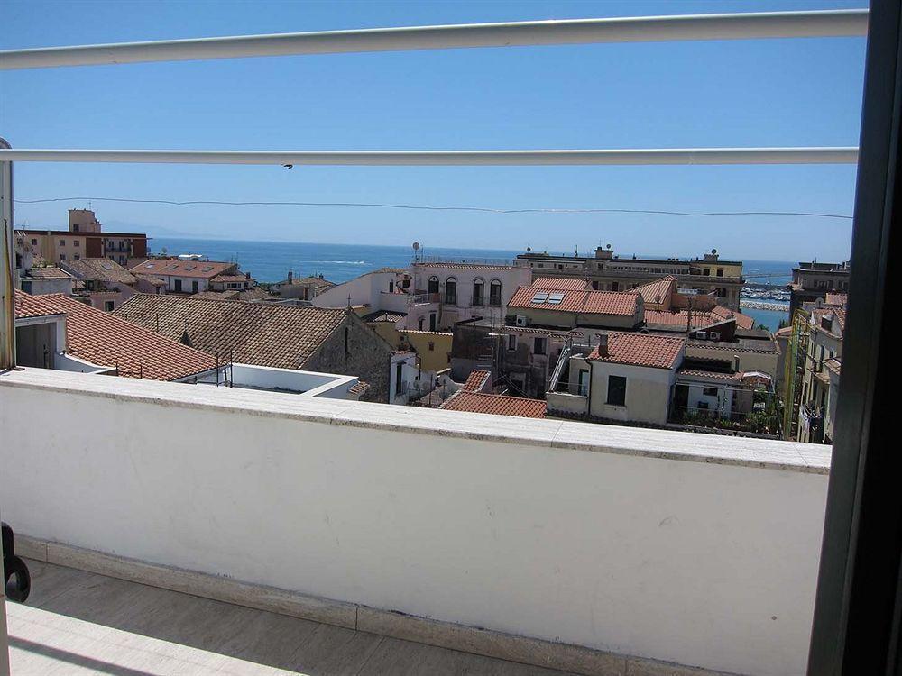 Ave Gratia Plena Hostel Salerno Bagian luar foto