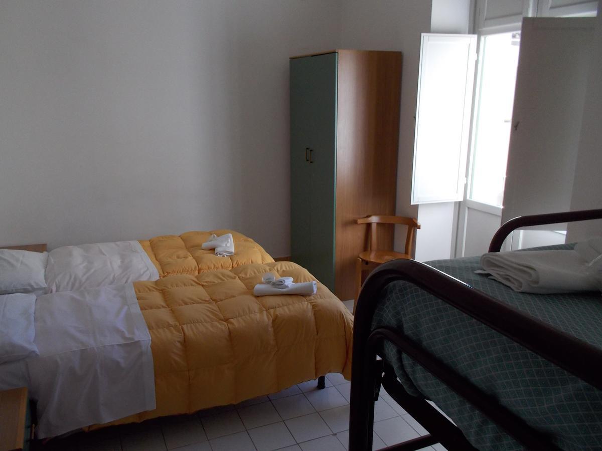 Ave Gratia Plena Hostel Salerno Bagian luar foto