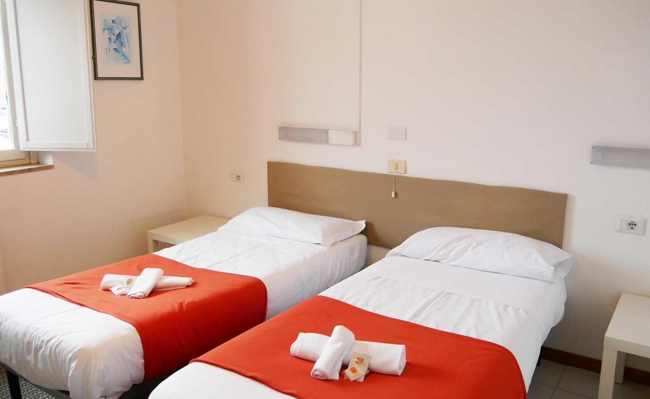 Ave Gratia Plena Hostel Salerno Bagian luar foto