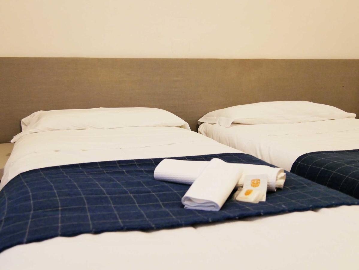 Ave Gratia Plena Hostel Salerno Bagian luar foto