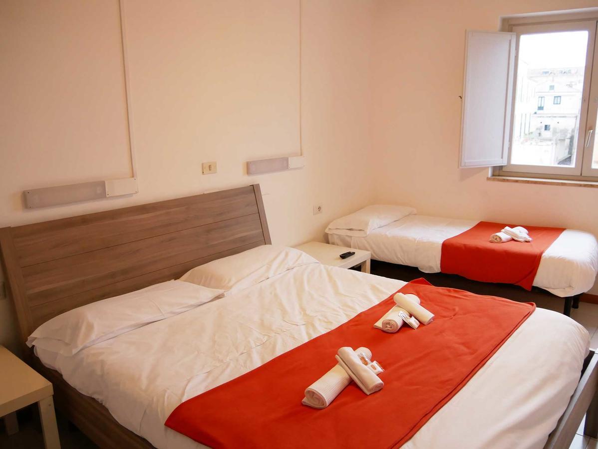 Ave Gratia Plena Hostel Salerno Bagian luar foto